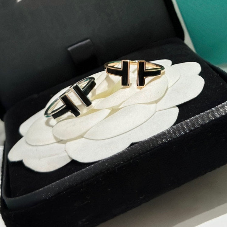 18K T Black Onyx Wire Ring