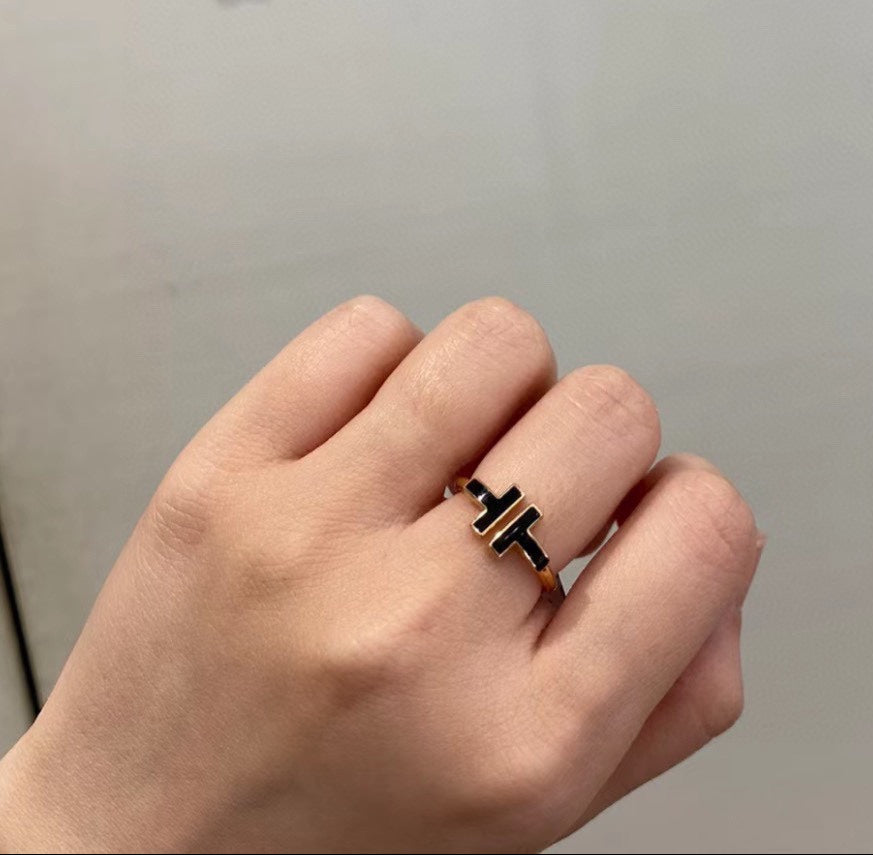 18K T Black Onyx Wire Ring